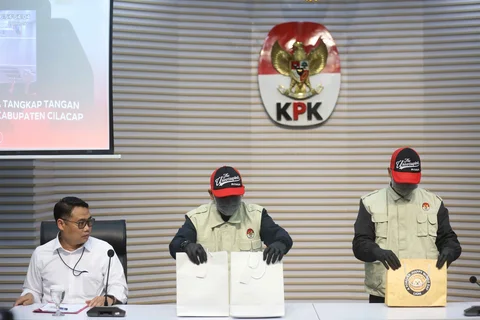 Petugas menunjukkan barang bukti berupa uang tunai yang disita dari Operasi Tangkap Tangan (OTT) terhadap Bupati Cilacap, Jawa Tengah, Syamsul Auliya Rachman, di Gedung Merah Putih Komisi Pemberantasan Korupsi (KPK), Jakarta, Sabtu (14/3/2026