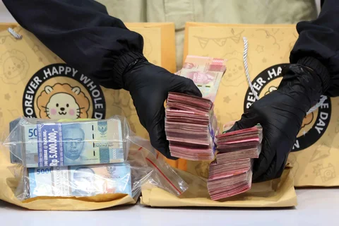 Petugas menunjukkan barang bukti berupa uang tunai yang disita dari Operasi Tangkap Tangan (OTT) terhadap Bupati Cilacap, Jawa Tengah, Syamsul Auliya Rachman, di Gedung Merah Putih Komisi Pemberantasan Korupsi (KPK), Jakarta, Sabtu (14/3/2026