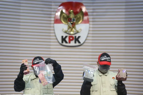 Petugas menunjukkan barang bukti berupa uang tunai yang disita dari Operasi Tangkap Tangan (OTT) terhadap Bupati Cilacap, Jawa Tengah, Syamsul Auliya Rachman, di Gedung Merah Putih Komisi Pemberantasan Korupsi (KPK), Jakarta, Sabtu (14/3/2026