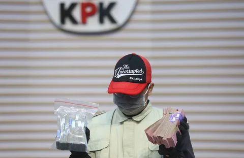 Petugas menunjukkan barang bukti berupa uang tunai yang disita dari Operasi Tangkap Tangan (OTT) terhadap Bupati Cilacap, Jawa Tengah, Syamsul Auliya Rachman, di Gedung Merah Putih Komisi Pemberantasan Korupsi (KPK), Jakarta, Sabtu (14/3/2026