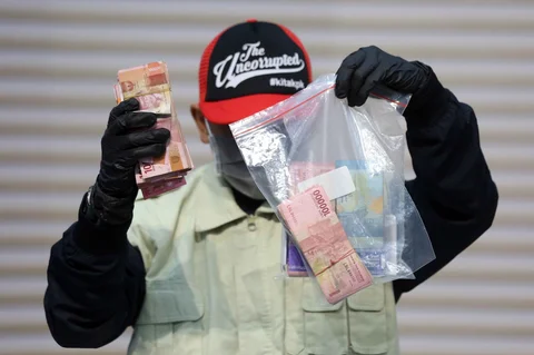 Petugas menunjukkan barang bukti berupa uang tunai yang disita dari Operasi Tangkap Tangan (OTT) terhadap Bupati Cilacap, Jawa Tengah, Syamsul Auliya Rachman, di Gedung Merah Putih Komisi Pemberantasan Korupsi (KPK), Jakarta, Sabtu (14/3/2026
