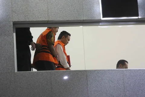 Bupati Cilacap Syamsul Auliya Rachman dan Sekda Cilacap  Sadmoko Danardono saat digiring petugas menuju mobil tahanan di Gedung Merah Putih Komisi Pemberantasan Korupsi (KPK), Jakarta, Sabtu (14/3/2026).