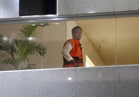 Bupati Cilacap Syamsul Auliya Rachman saat digiring petugas menuju mobil tahanan di Gedung Merah Putih Komisi Pemberantasan Korupsi (KPK), Jakarta, Sabtu (14/3/2026).