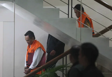Bupati Cilacap Syamsul Auliya Rachman dan Sekda Cilacap  Sadmoko Danardono saat digiring petugas menuju mobil tahanan di Gedung Merah Putih Komisi Pemberantasan Korupsi (KPK), Jakarta, Sabtu (14/3/2026).
