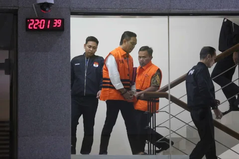 Bupati Cilacap Syamsul Auliya Rachman dan Sekda Cilacap  Sadmoko Danardono saat digiring petugas menuju mobil tahanan di Gedung Merah Putih Komisi Pemberantasan Korupsi (KPK), Jakarta, Sabtu (14/3/2026).