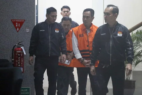 Bupati Cilacap Syamsul Auliya Rachman dan Sekda Cilacap  Sadmoko Danardono saat digiring petugas menuju mobil tahanan di Gedung Merah Putih Komisi Pemberantasan Korupsi (KPK), Jakarta, Sabtu (14/3/2026).