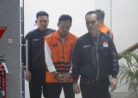 Bupati Cilacap Syamsul Auliya Rachman saat digiring petugas menuju mobil tahanan di Gedung Merah Putih Komisi Pemberantasan Korupsi (KPK), Jakarta, Sabtu (14/3/2026).