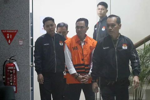 Bupati Cilacap Syamsul Auliya Rachman dan Sekda Cilacap  Sadmoko Danardono saat digiring petugas menuju mobil tahanan di Gedung Merah Putih Komisi Pemberantasan Korupsi (KPK), Jakarta, Sabtu (14/3/2026).