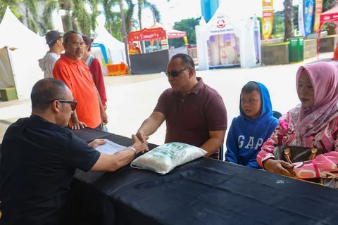 Seorang amil zakat melayani muzakki yang akan membayar zakat fitrah di Masjid Istiqlal, Jakarta, Minggu (15/03/2026).