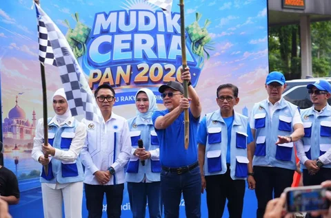 Ketua Fraksi PAN DPR RI, Putri Zulkifli Hasan, bersama Ketua Umum PAN, Zulkifli Hasan, melepas keberangkatan peserta Mudik Ceria PAN 2026 di kompleks parlemen, Senayan, Jakarta, Minggu (15/03/2026)