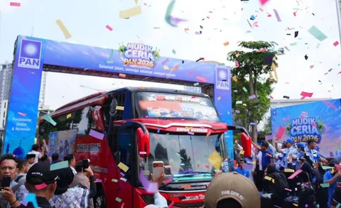 Ketua Fraksi PAN DPR RI, Putri Zulkifli Hasan, bersama Ketua Umum PAN, Zulkifli Hasan, melepas keberangkatan peserta Mudik Ceria PAN 2026 di kompleks parlemen, Senayan, Jakarta, Minggu (15/03/2026)