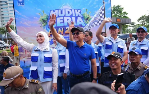 Ketua Fraksi PAN DPR RI, Putri Zulkifli Hasan, bersama Ketua Umum PAN, Zulkifli Hasan, melepas keberangkatan peserta Mudik Ceria PAN 2026 di kompleks parlemen, Senayan, Jakarta, Minggu (15/03/2026)