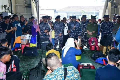 Asisten Operasi Kepala Staf Angkatan Laut Laksamana Muda TNI Yayan Sofiyan melepas peserta mudik gratis rute Jakarta menuju Bangka Belitung menggunakan KRI Semarang di Dermaga Kolinlamil Jakarta Utara Minggu 15 Maret 2026.