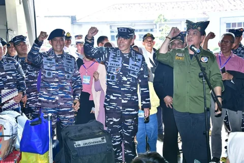 Asisten Operasi Kepala Staf Angkatan Laut Laksamana Muda TNI Yayan Sofiyan melepas peserta mudik gratis rute Jakarta menuju Bangka Belitung menggunakan KRI Semarang di Dermaga Kolinlamil Jakarta Utara Minggu 15 Maret 2026.