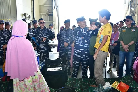 Asisten Operasi Kepala Staf Angkatan Laut Laksamana Muda TNI Yayan Sofiyan melepas peserta mudik gratis rute Jakarta menuju Bangka Belitung menggunakan KRI Semarang di Dermaga Kolinlamil Jakarta Utara Minggu 15 Maret 2026.