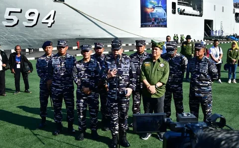 Asisten Operasi Kepala Staf Angkatan Laut Laksamana Muda TNI Yayan Sofiyan melepas peserta mudik gratis rute Jakarta menuju Bangka Belitung menggunakan KRI Semarang di Dermaga Kolinlamil Jakarta Utara Minggu 15 Maret 2026.