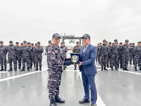 Prosesi seremon saat KRI Canopus 936 memulai pelayaran perdana dari galangan kapal Abeking & Rasmussen di Lemwerder, Jerman menuju Indonesia, Sabtu (14/03/2026) waktu setempat.