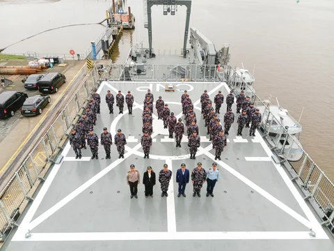 Prosesi seremon saat KRI Canopus 936 memulai pelayaran perdana dari galangan kapal Abeking & Rasmussen di Lemwerder, Jerman menuju Indonesia, Sabtu (14/03/2026) waktu setempat.