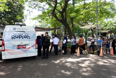 Sejumlah warga antre menukarkan uang di pelayanan mobil kas keliling Bank Indonesia di Stasiun Gambir, Jakarta, Senin (16/03/2026).
