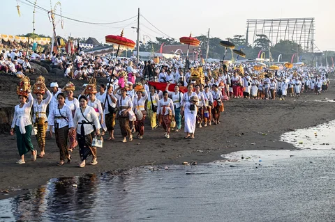 Ribuan umat Hindu dari sejumlah desa adat di Kota Denpasar melaksanakan prosesi Melasti di Pantai Padanggalak, Kelurahan Kesiman, Denpasar, Senin (16/03/2026).