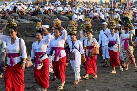 Ribuan umat Hindu dari sejumlah desa adat di Kota Denpasar melaksanakan prosesi Melasti di Pantai Padanggalak, Kelurahan Kesiman, Denpasar, Senin (16/03/2026).