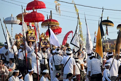 Umat Hindu dari sejumlah desa adat di Kota Denpasar melaksanakan prosesi Melasti di Pantai Padanggalak, Kelurahan Kesiman, Denpasar, Senin (16/03/2026).
