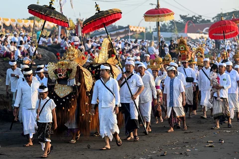 Ribuan umat Hindu dari sejumlah desa adat di Kota Denpasar melaksanakan prosesi Melasti di Pantai Padanggalak, Kelurahan Kesiman, Denpasar, Senin (16/03/2026).
