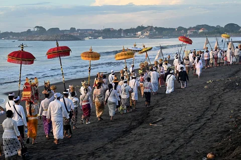 Umat Hindu dari sejumlah desa adat di Kota Denpasar melaksanakan prosesi Melasti di Pantai Padanggalak, Kelurahan Kesiman, Denpasar, Senin (16/03/2026).