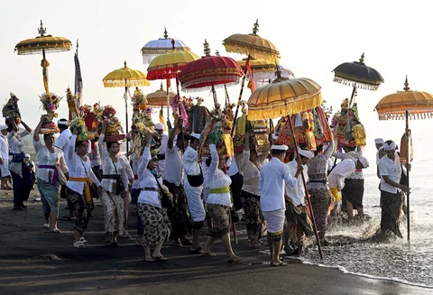 Umat Hindu dari sejumlah desa adat di Kota Denpasar melaksanakan prosesi Melasti di Pantai Padanggalak, Kelurahan Kesiman, Denpasar, Senin (16/03/2026).