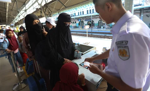 Pemudik tujuan Surabaya  melakukan verifikasi ktp  di Stasiun Senen, Jakarta, Senin (16/01/2026).