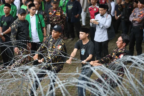 Anggota dan simpatisan Barisan Ansor Serbaguna (Banser) berunjuk rasa di depan gedung Merah Putih Komisi Pemberantasan Korupsi (KPK), Jakarta, Kamis (12/3/2026).