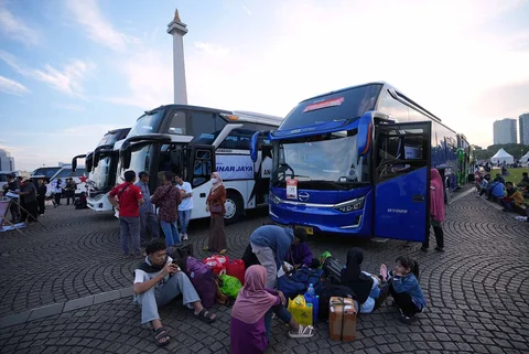 Sejumlah pemudik menunggu giliran menumpang bus dalam program mudik gratis bersama Pemerintah Provinsi DKI Jakarta di kawasan Silang Monas, Jakarta, Kamis (17/3/2025).