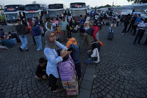 Sejumlah pemudik menunggu giliran menumpang bus dalam program mudik gratis bersama Pemerintah Provinsi DKI Jakarta di kawasan Silang Monas, Jakarta, Kamis (17/3/2025).