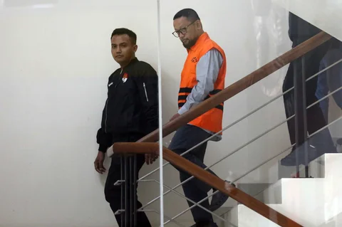 Mantan Staf Khusus Menteri Agama (Menag) periode 2020-2024, Yaqut Cholil Qoumas, Ishfah Abidal Aziz alias Gus Alex masuk ke dalam mobil tahanan usai menjalani pemeriksaan di Gedung Merah Putih Komisi Pemberantasan Korupsi (KPK), Jakarta, Selasa (17/3/2026).
