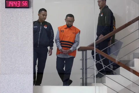 Mantan Staf Khusus Menteri Agama (Menag) periode 2020-2024, Yaqut Cholil Qoumas, Ishfah Abidal Aziz alias Gus Alex masuk ke dalam mobil tahanan usai menjalani pemeriksaan di Gedung Merah Putih Komisi Pemberantasan Korupsi (KPK), Jakarta, Selasa (17/3/2026).