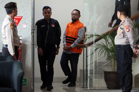 Mantan Staf Khusus Menteri Agama (Menag) periode 2020-2024, Yaqut Cholil Qoumas, Ishfah Abidal Aziz alias Gus Alex masuk ke dalam mobil tahanan usai menjalani pemeriksaan di Gedung Merah Putih Komisi Pemberantasan Korupsi (KPK), Jakarta, Selasa (17/3/2026).