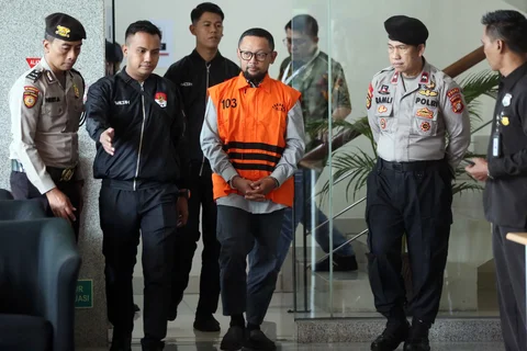 Mantan Staf Khusus Menteri Agama (Menag) periode 2020-2024, Yaqut Cholil Qoumas, Ishfah Abidal Aziz alias Gus Alex masuk ke dalam mobil tahanan usai menjalani pemeriksaan di Gedung Merah Putih Komisi Pemberantasan Korupsi (KPK), Jakarta, Selasa (17/3/2026).