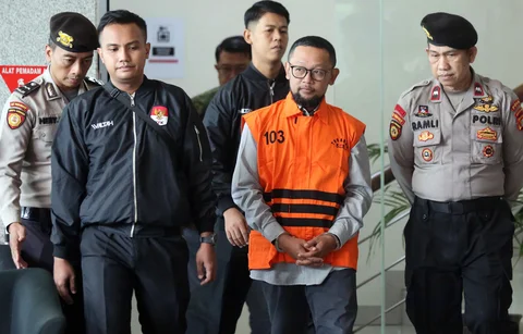 Mantan Staf Khusus Menteri Agama (Menag) periode 2020-2024, Yaqut Cholil Qoumas, Ishfah Abidal Aziz alias Gus Alex masuk ke dalam mobil tahanan usai menjalani pemeriksaan di Gedung Merah Putih Komisi Pemberantasan Korupsi (KPK), Jakarta, Selasa (17/3/2026).