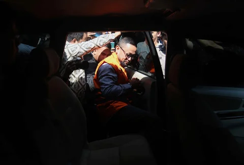 Mantan Staf Khusus Menteri Agama (Menag) periode 2020-2024, Yaqut Cholil Qoumas, Ishfah Abidal Aziz alias Gus Alex masuk ke dalam mobil tahanan usai menjalani pemeriksaan di Gedung Merah Putih Komisi Pemberantasan Korupsi (KPK), Jakarta, Selasa (17/3/2026).