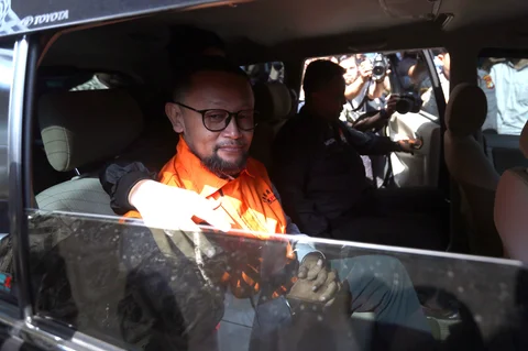 Mantan Staf Khusus Menteri Agama (Menag) periode 2020-2024, Yaqut Cholil Qoumas, Ishfah Abidal Aziz alias Gus Alex masuk ke dalam mobil tahanan usai menjalani pemeriksaan di Gedung Merah Putih Komisi Pemberantasan Korupsi (KPK), Jakarta, Selasa (17/3/2026).