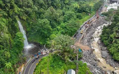 Foto udara memperlihatkan jalur Padang&ndash;Bukittinggi yang melintasi kawasan Lembah Anai, Sumatera Barat, yang dipastikan siap dilalui selama 24 jam, Selasa (17.03/2026).