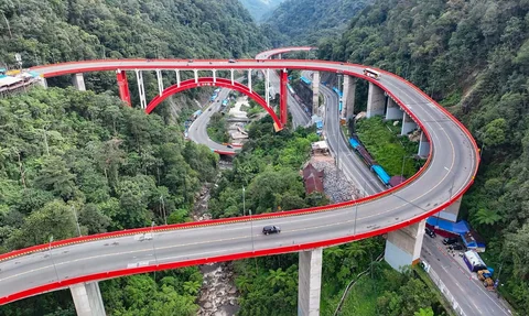 Foto udara memperlihatkan jalur Padang&ndash;Bukittinggi yang melintasi kawasan Lembah Anai, Sumatera Barat, yang dipastikan siap dilalui selama 24 jam, Selasa (17.03/2026).