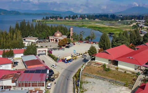 Foto udara memperlihatkan jalur Padang&ndash;Bukittinggi yang melintasi kawasan Lembah Anai, Sumatera Barat, yang dipastikan siap dilalui selama 24 jam, Selasa (17.03/2026).