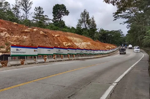 Jalur Padang&ndash;Bukittinggi yang melintasi kawasan Lembah Anai, Sumatera Barat, yang dipastikan siap dilalui selama 24 jam, Selasa (17.03/2026).