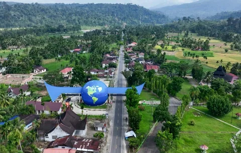 Foto udara memperlihatkan jalur Padang&ndash;Bukittinggi yang melintasi kawasan Lembah Anai, Sumatera Barat, yang dipastikan siap dilalui selama 24 jam, Selasa (17.03/2026).