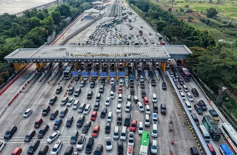 Foto udara ini menunjukkan kendaraan yang terjebak kemacetan di gerbang tol Cikampek, Jawa Barat, Selasa (17/03/2026).