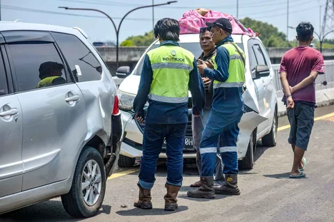 Petugas jalan tol menangani kecelakaan kendaraan pemudik di dekat gerbang tol Cikampek, Jawa Barat, Selasa (17/03/2026).