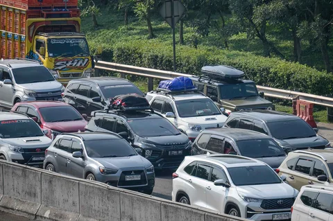 Kendaraan yang terjebak kemacetan di gerbang tol Cikampek, Jawa Barat, Selasa (17/03/2026).