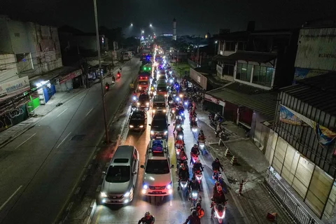 Pemudik  melintas di Jalan Raya Cikarang yang merupakan akses pemudik menuju kota-kota di Jawa Tengah dan Jawa Timur di Bekasi, Rabu, (18/3/2026).