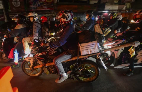 Pemudik  melintas di Jalan Raya Cikarang yang merupakan akses pemudik menuju kota-kota di Jawa Tengah dan Jawa Timur di Bekasi, Rabu, (18/3/2026). Pada H-3 Idul Fitri 1447 Hijriah bertepatan dengan hari terakhir